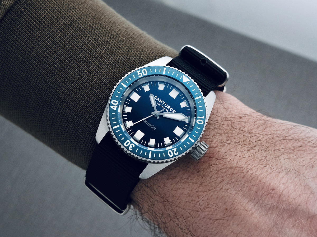El Tiburón’s blue dive bezel and dial worn on the wrist.